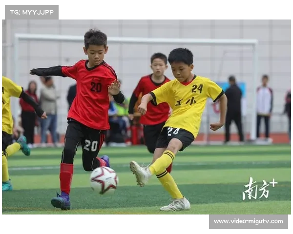 校园足球赛决赛举办，青少年运动员技术展示